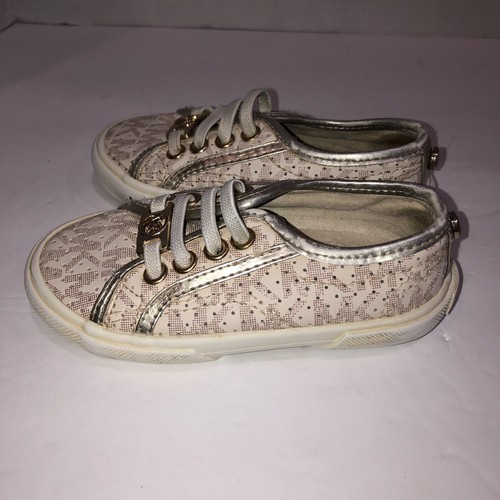 Tenis Michael Kors Ima Boerum talla 6 dorados vainilla para niñas pequeñas - Imagen 3 de 9
