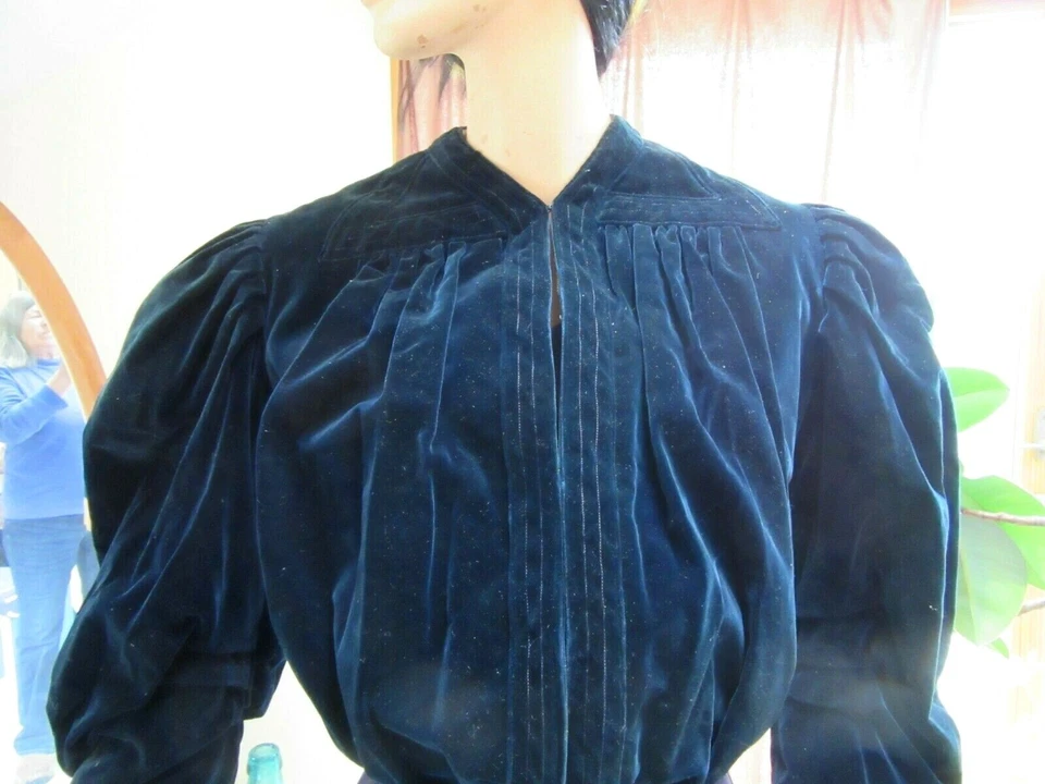 Chaqueta eduardiana de terciopelo azul profundo Foto 2 de 4