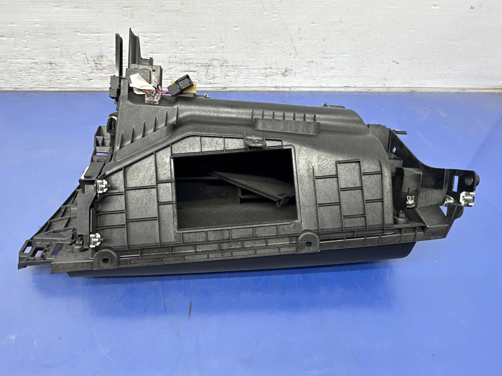 2017 - 2022 MASERATI LEVANTE M161 OEM FRONT RIGHT GLOVE BOX STORAGE COMPARTMENT