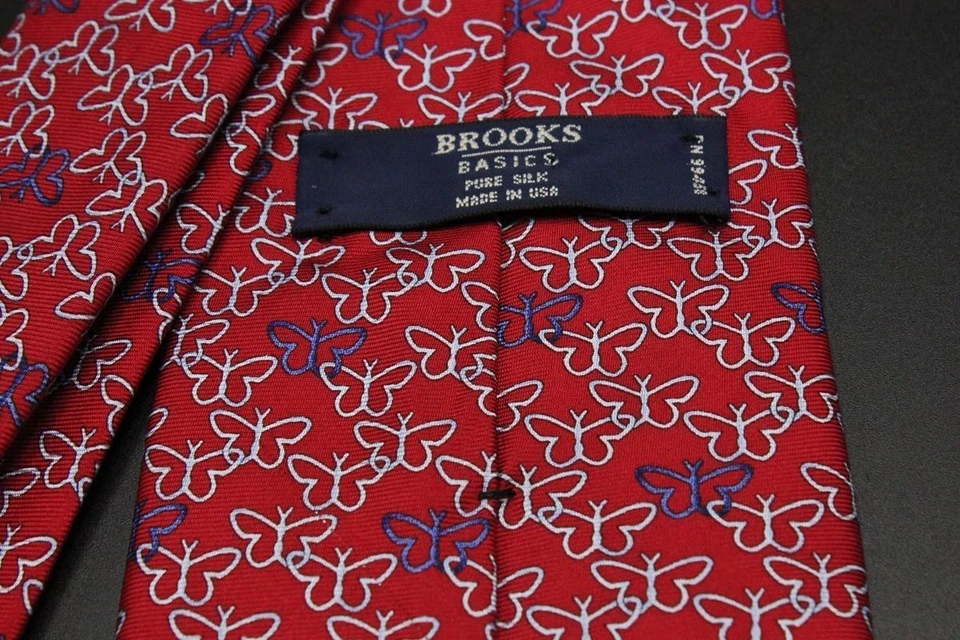 Corbata básica de seda BROOKS. Diseño mariposa roja con azul y blanca. Foto 4 de 4