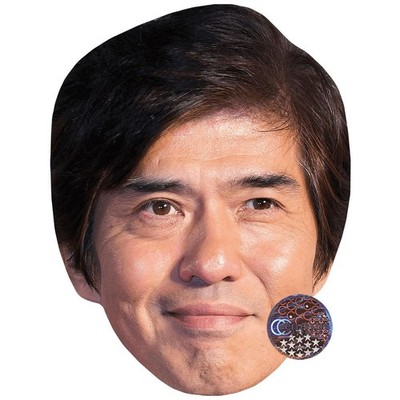 Koichi Sato (schwarze Haare) großer Kopf. Größer als das Leben Maske.