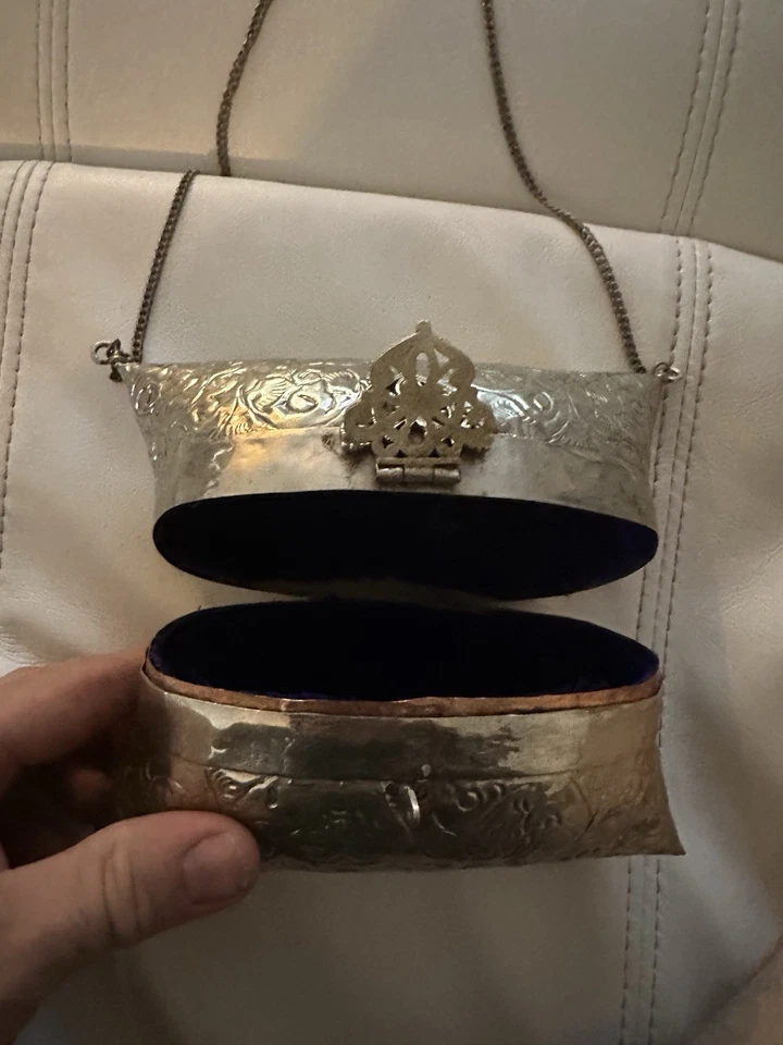 Bolso sin asas estilo Art Deco con almohada de metal estampado Foto 2 de 3