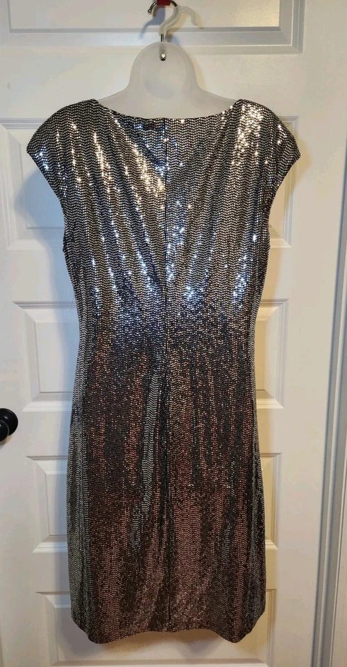 Женское платье Anne Klein серебристое/черное с блестками рукав-крылышко в рюшах размер 14... - Изображение 4 из 4