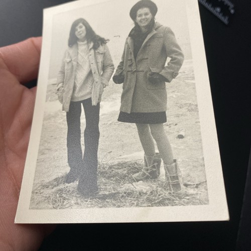 1970 Young Pretty Damas Aire Libre Moda Campana Tejida Abrigos Foto P20L12 - Imagen 14 de 16