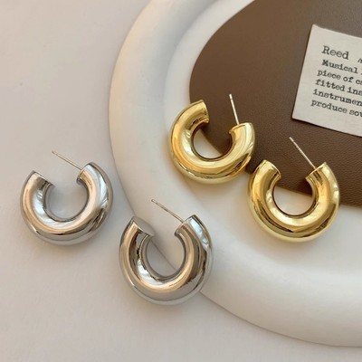Elegante Silber Nadel Kreis Ohrringe entworfen, um Ihren Alltag Look zu erhöhen