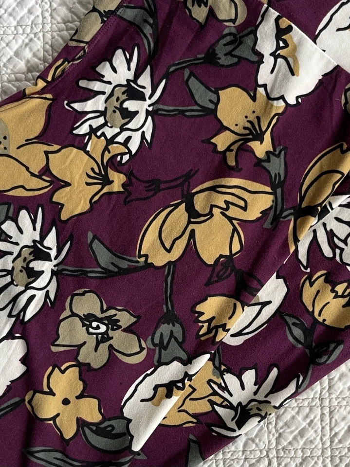 Leggings Lularoe TC Borgoña con Oro Crema Verde Salvia Flores Contornos Negros Foto 2 de 2