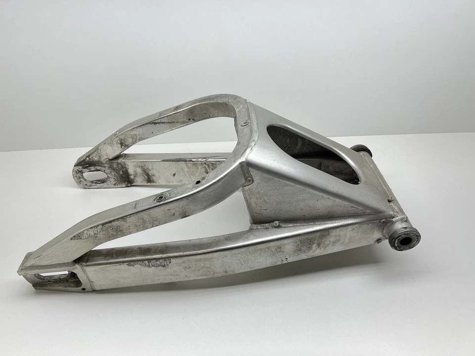 Оригинальный задний поворотный рычаг подвески 2000 Yamaha YZF R1 - Изображение 4 из 4