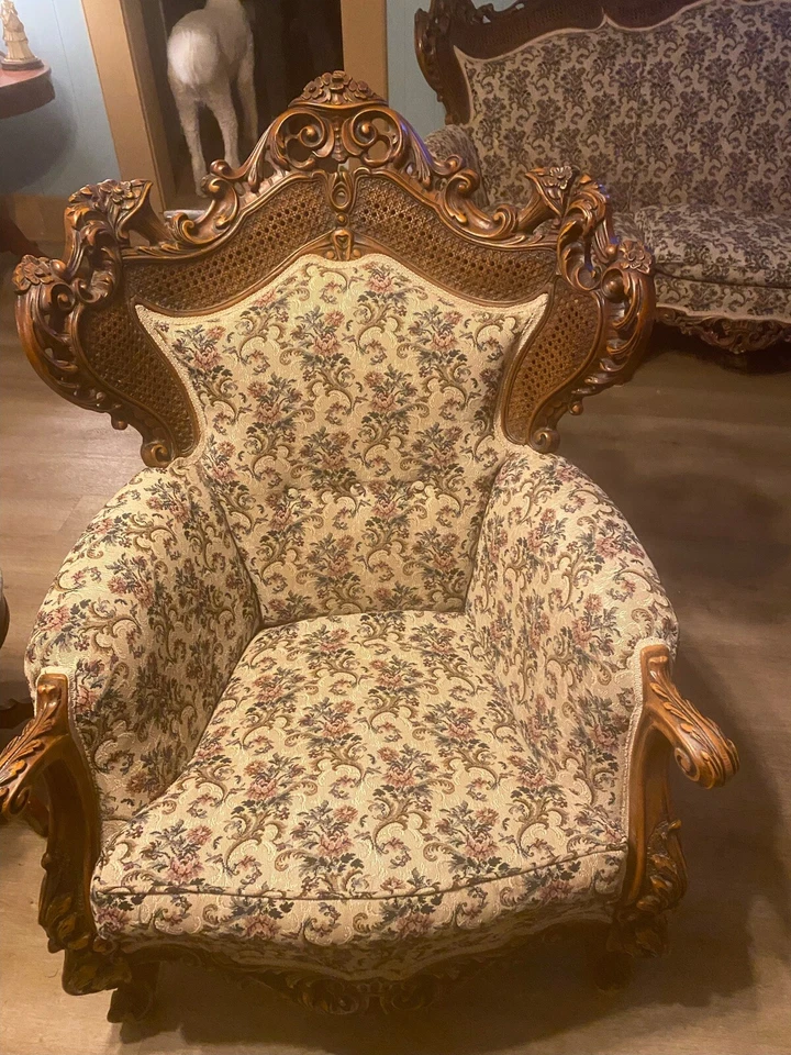 Conjunto de sofá e 2 cadeiras 1800 foi segurado por US$ 35000 - Imagem 2 de 4