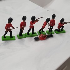 Britains Deetail Guardsmen Infantry Toy Soldiers Lot of 7 Plastic Vintage 1977
