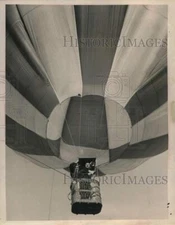 1966 Press Photo Louis Russo in gondola of hot air balloon in New York