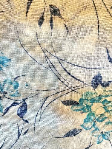 BLUE FLORAL Wool Fabric Remnant - 1970’s Vintage. 212cm Length x 126cm Width. - Picture 4 of 5