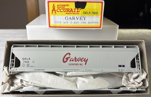 Kit de tolva cubierta de tres bahías Accurail 1576 escala HO Garvey # GELX 7920 NUEVO EN CAJA | Zustand: New