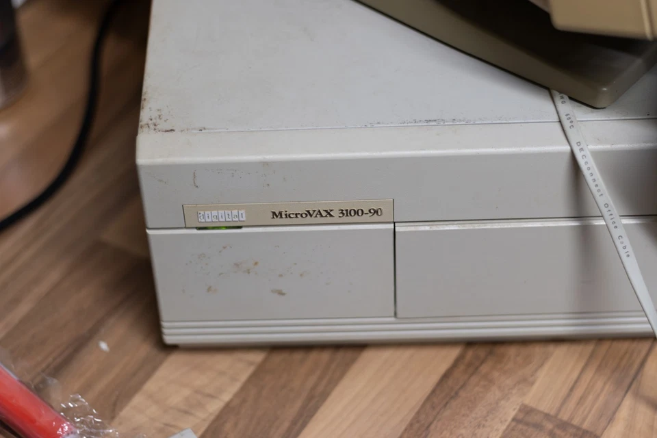 Vintage DEC MicroVAX 3100-90 + 3100 + VT420 Terminal + LK401 Keyboard Bundle - Image 4 of 4