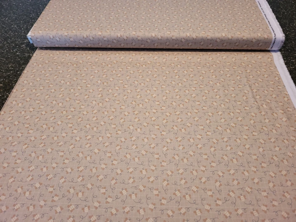 Little Critters BTY P&B Textiles Gris Tonal Bronceado Abejorros Foto 3 de 3