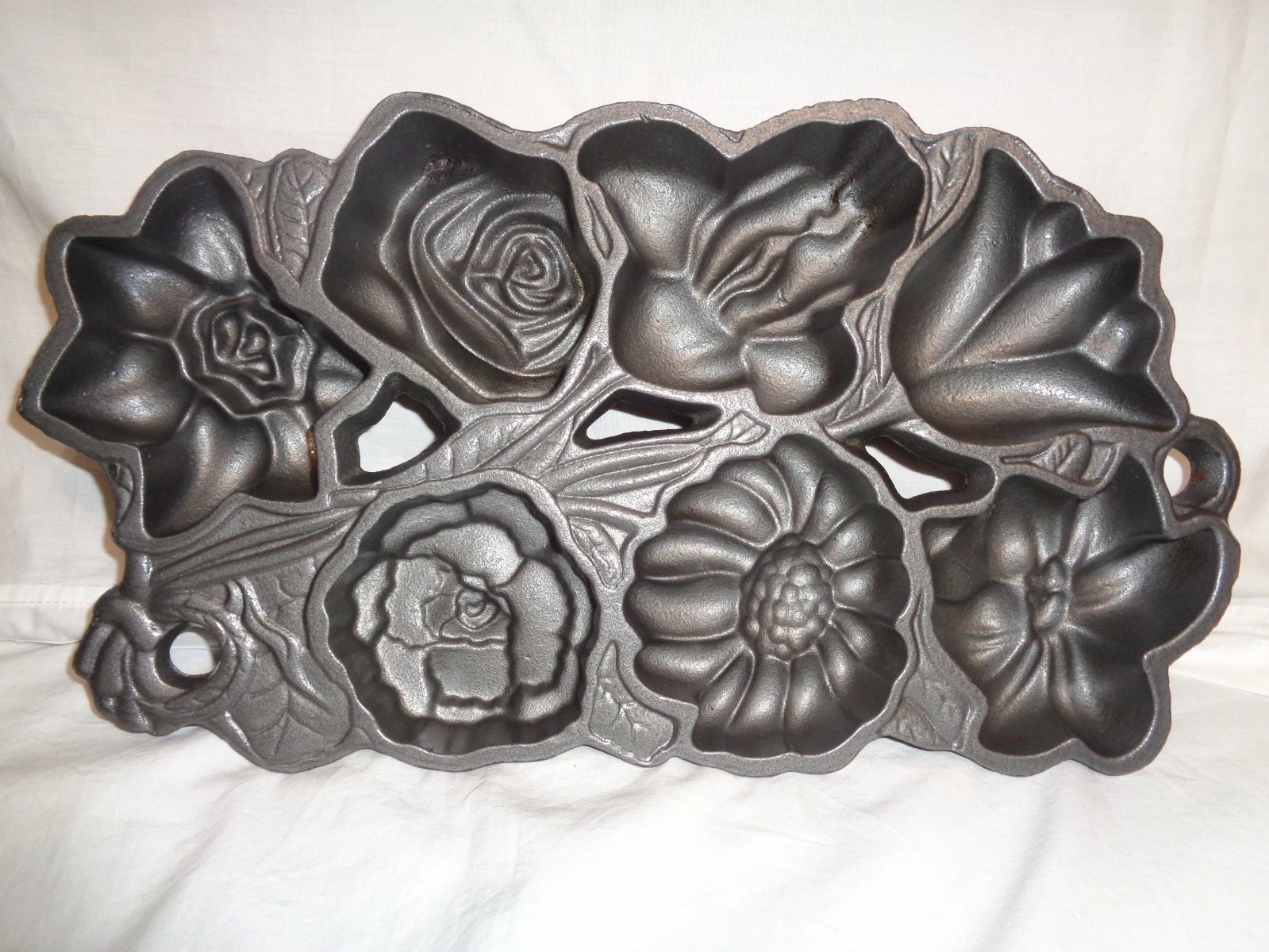 John Wright 1991 USA Cast Iron 7 Flower Mold Muffin/ Corn Bread/ Cake Baking Pan