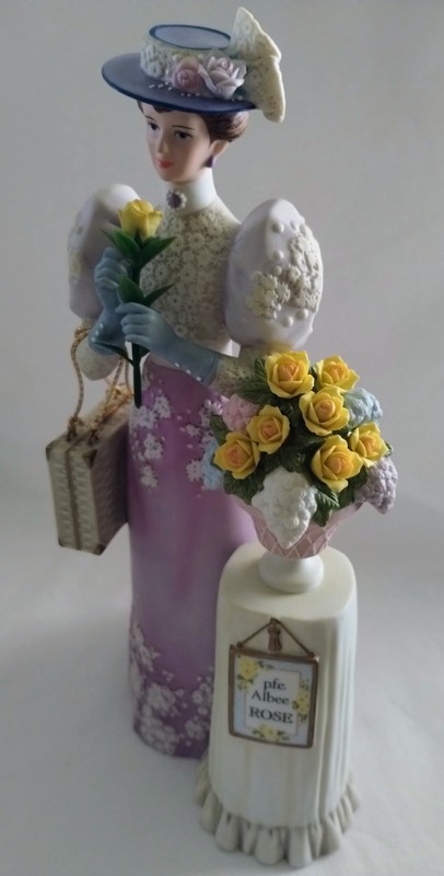 Avon 2001 Mrs Albee Award 10" Figurine First Rep. Pres. Club Members Christmas