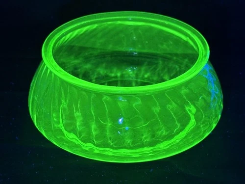 Vtg Anchor Hocking spiral optic uranium glass candy dish/sugar bowl from 1930s**