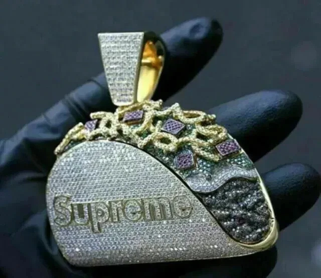 Pendentif 5 ct coupe ronde véritable moissanite Supreme Statement plaqué or jaune 14 carats