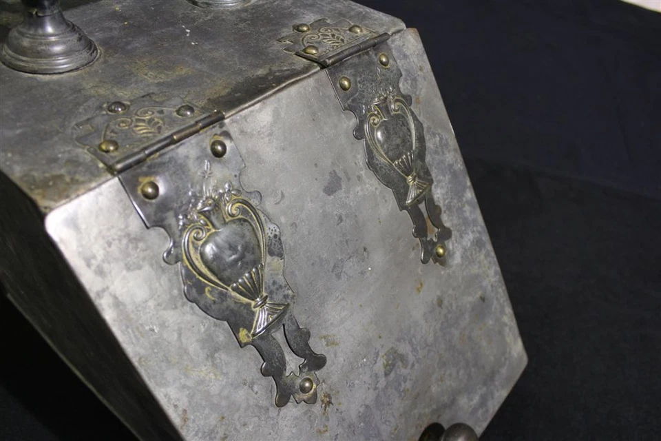 Antigua caja de carbón para chimenea de tres patas de hojalata en excelente estado Foto 4 de 4