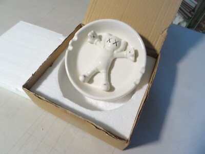 KAWS ×Original Fake ×gallery1950 Ashtray KAWS - OriginalFake Ashtray (White) – Toyol Toys