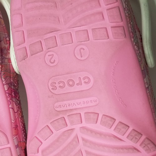 Crocs Sanrio Hello Kitty & Friends Pink Clogs Shoes w/ Charms Size J2 Girls 2023 - Picture 4 of 8