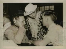 1937 Press Photo Mr & Mrs Lester Brockelhurst confer with Son Lester Jr.