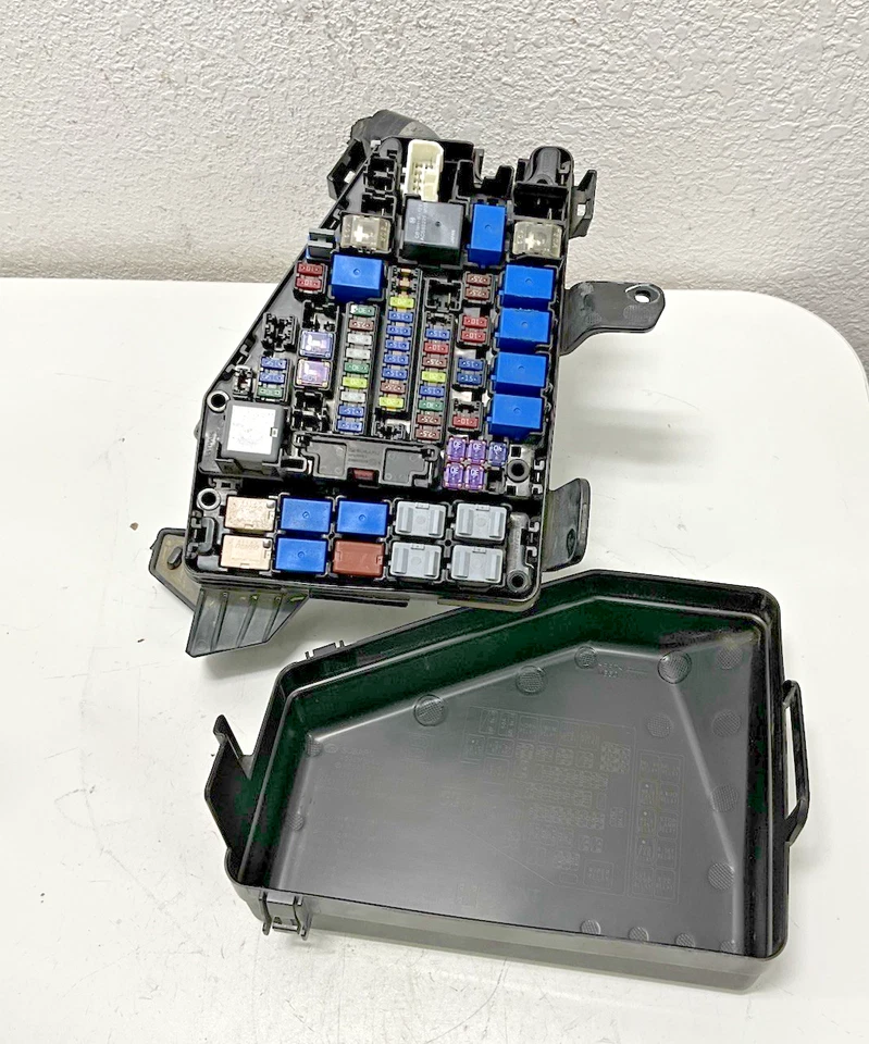 2015 Subaru Outback 2,5 л двигатель предохранитель коробка реле соединительный блок 81402AL09C OEM - Изображение 2 из 4