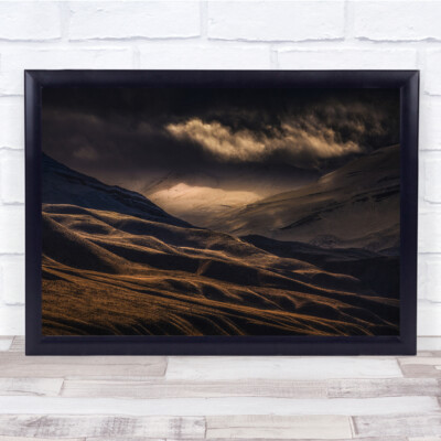 Erster Schnee für die welligen Berge bewölkt Wandkunstdruck