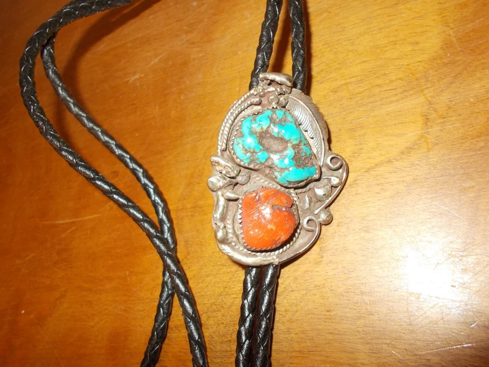 Галстук-боло ручной работы из чистого серебра с бирюзой и красным коралловым камнем навахо - Изображение 2 из 4