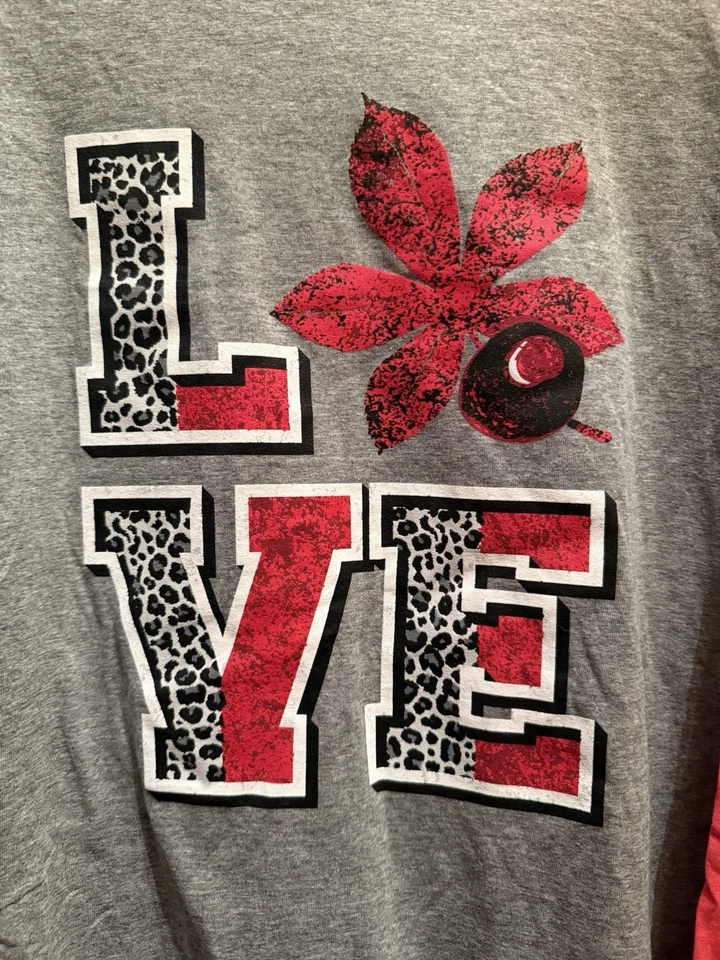 Camiseta Jerzees Unisex Manga 3/4 Roja y Gris “Love Buckeye” 3x Foto 2 de 2