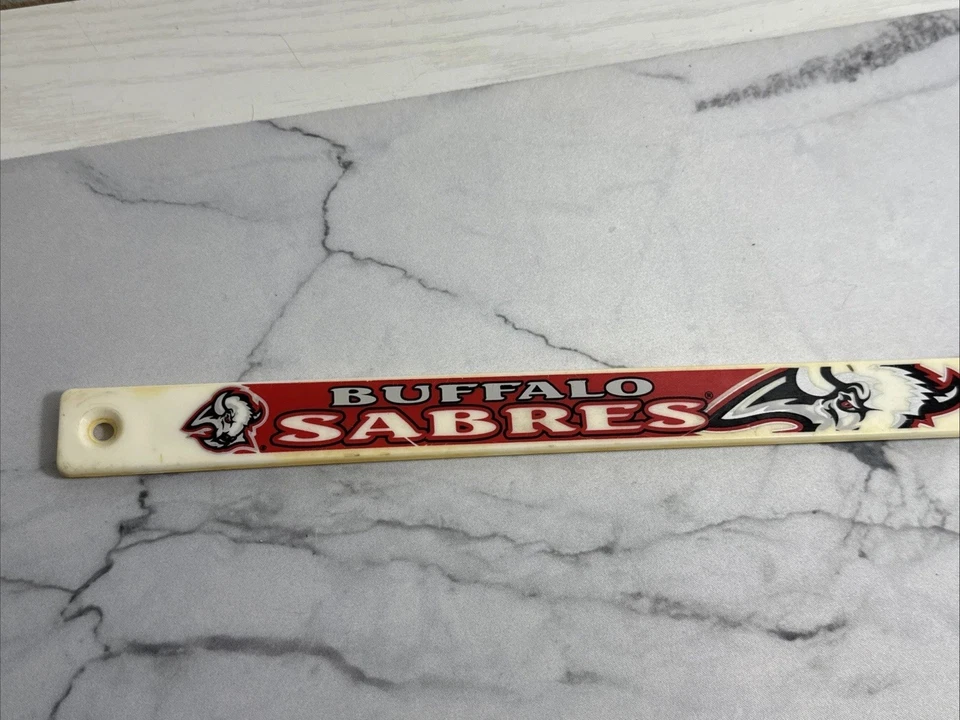 Mini palo de hockey de recuerdo Buffalo Sabres de colección con logotipo de cabeza de cabra de Glass Co. Foto 2 de 4