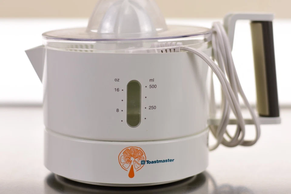 Toastmaster Citrus Juicer with Pulp Adjuster Model 1105. 16 oz Capacity - Image 4 of 4