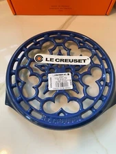 LE CREUSET TRIVET CAST IRON  COBALT BLUE  NEW/ORIGINAL BOX