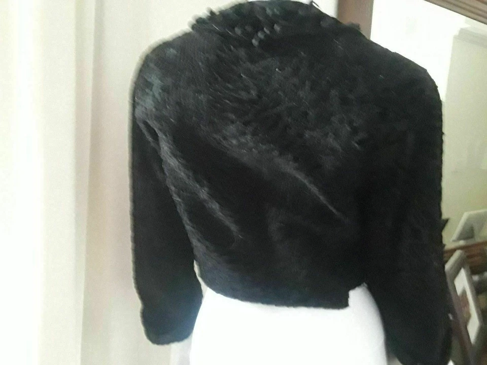 Blazer corto bolero de piel de cordero cola ancha Hattie Carnegie chaqueta negra talla XS S de colección Foto 4 de 4