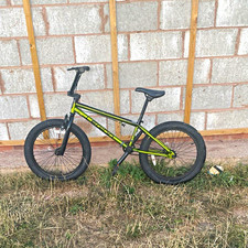 Giant 20in BMX Bike Green/Black BMX Bars 1 Speed No Suspension