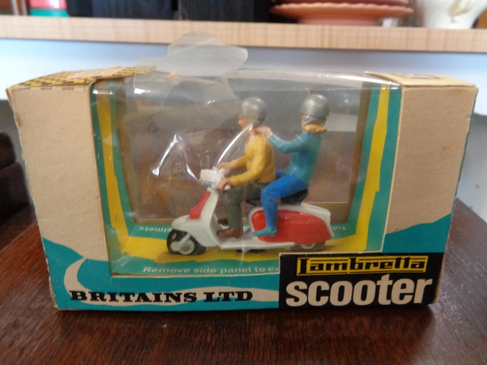 RARE VINTAGE BRITAINS LTD. LAMBRETTA SCOOTER MOPED W/ RIDERS 9685 DIECAST NIB! - Image 3 of 4