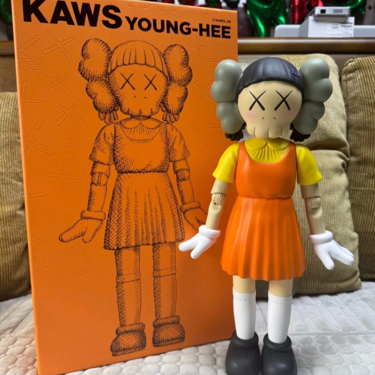 イカゲーム KAWS ヨンヒ人形 Young-Hee Vinyl Figure Kaws x Squid Game Young-Hee Vinyl Figure Monotone, Unopened