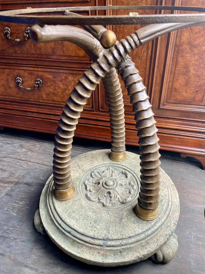 Mesa de acento para coleccionistas Thomasville Furniture Ernest Hemingway Masai Foto 3 de 4