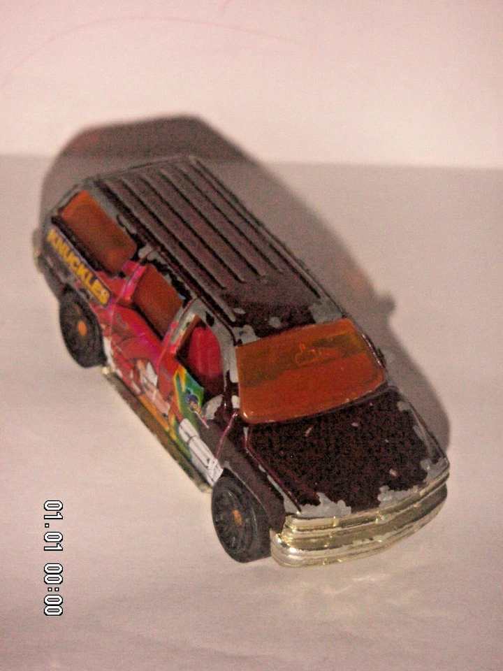 Matchbox 2000 Chevrolet Suburban 1999 die-cast Sonic the Hedgehog Knuckles - Image 3 of 4