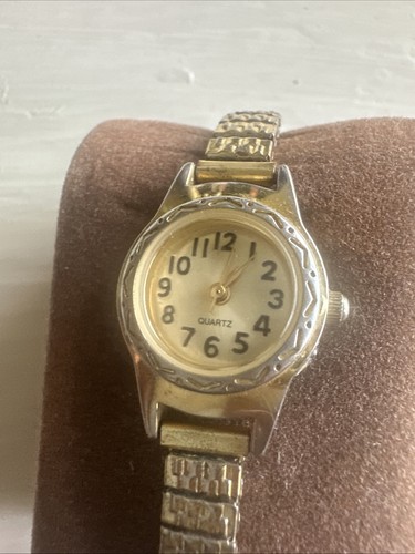 Goldtone Women’s Watch NEW BATTERY - Picture 7 of 10
