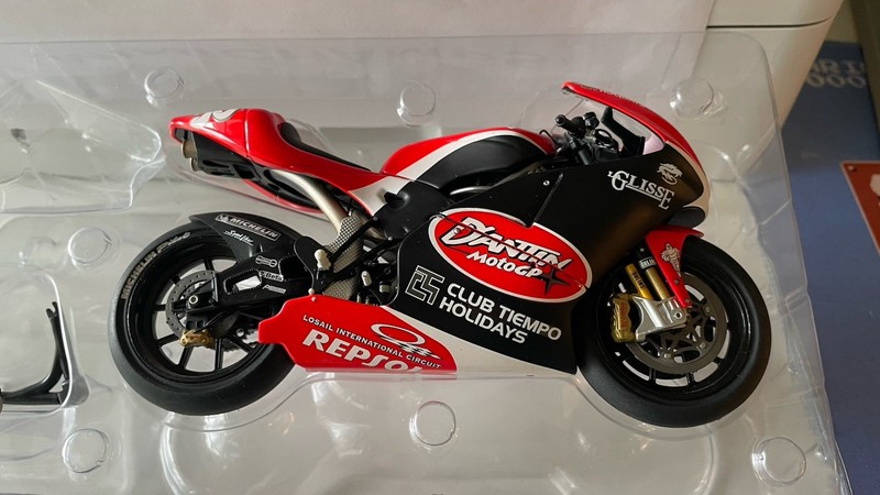 Minichamps 1/12 Ducati Desmosedeci Neil Hodgson Moto GP 2004