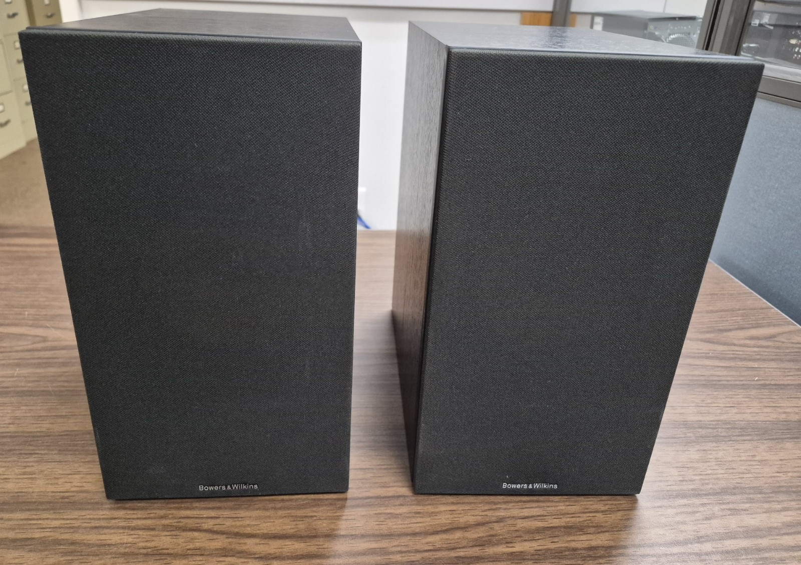 B&W - BOWERS AND WILKINS 685 S2 BOOKSHELF SPEAKERS (Pre-Owned)