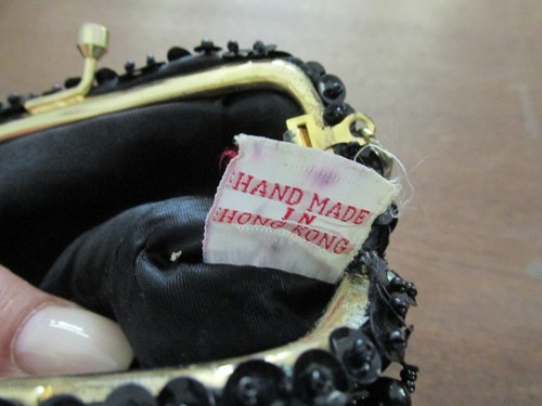 PORTAMONETE VINTAGE PORTACHIAVI NERO CUCITO A MANO PERLINE E PAILLETTES HONG KONG - Foto 3 di 5