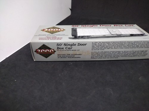 Proto 2000 Series 50' Single Door Box Car Brown #81576 - Picture 3 of 7