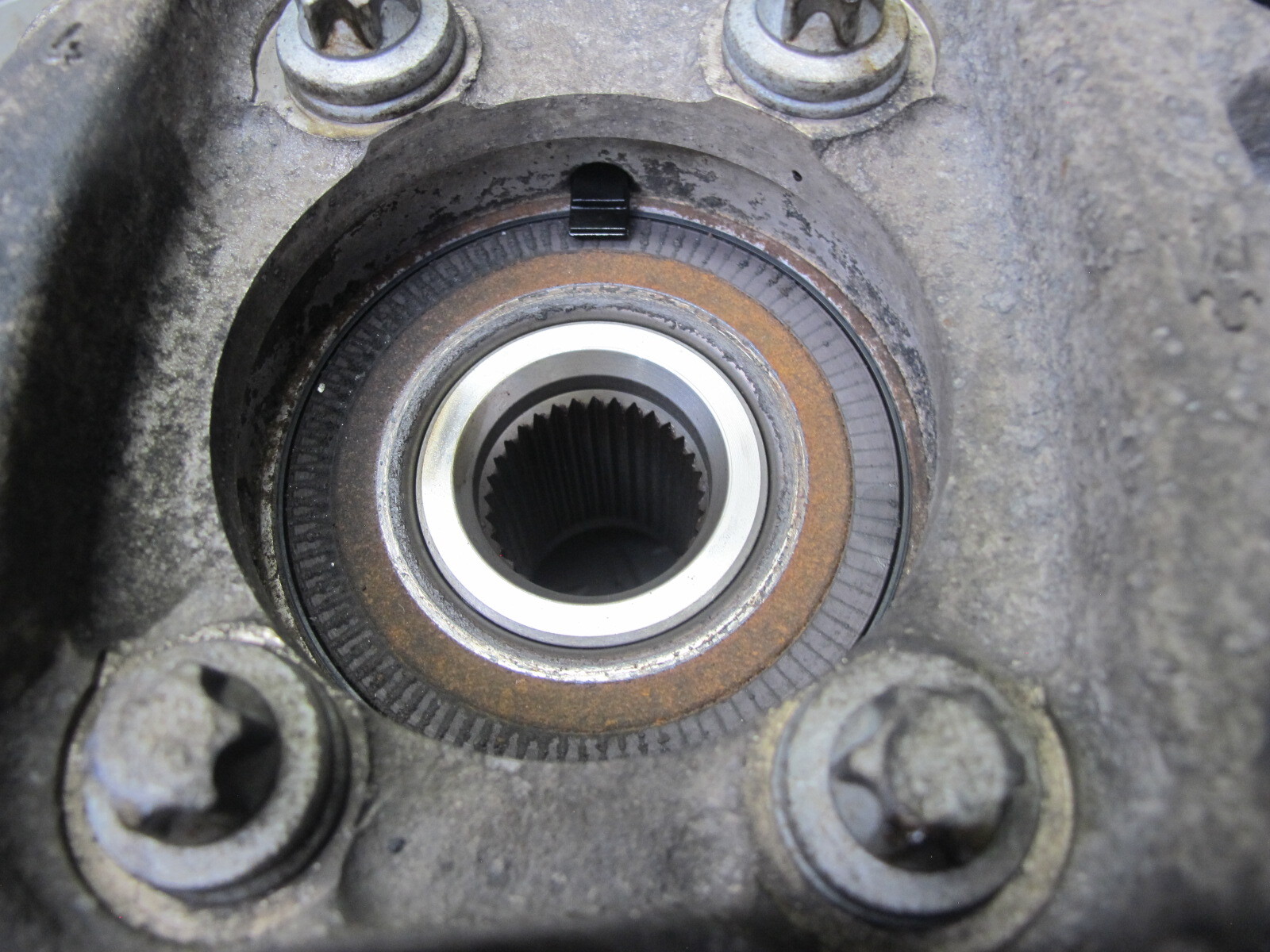 2017-2020 MASERATI LEVANTE M161 AWD REAR LEFT SPINDLE KNUCKLE WHEEL HUB BEARING