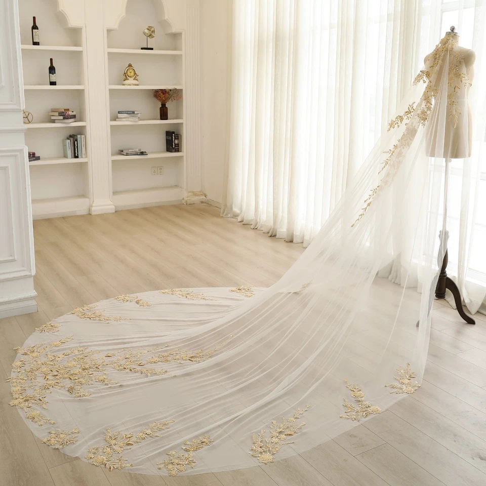 Velo de novia brillante con apliques de encaje dorado con cuentas elegante velo dorado Foto 3 de 4