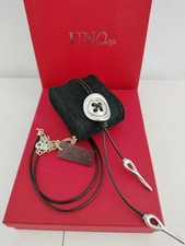 collar de cuero negro con colgante plateado