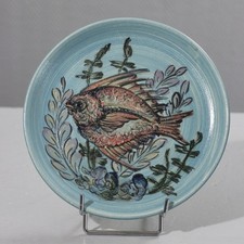 Assiette céramique décor de poisson émaillé signature à identifier XXème