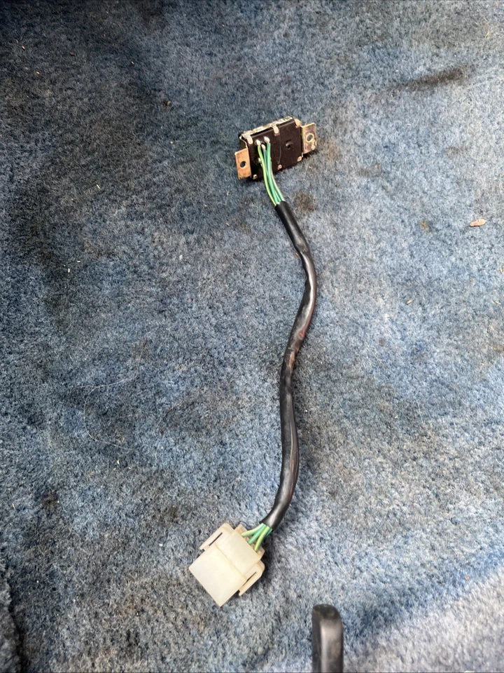 Interruptor de peligro Datsun Nissan 720 1980-1986 OEM piezas originales usado Foto 2 de 2