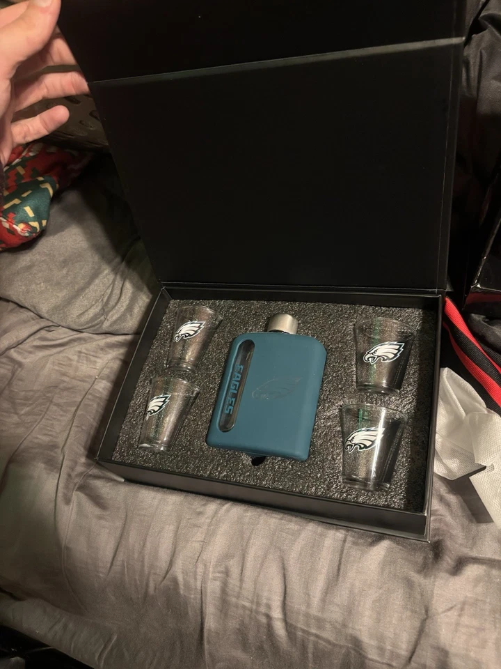 Philadelphia Eagles frasco de 4 oz e conjunto de presente de vidro 4 tiros – oficial da NFL novo na caixa - Imagem 2 de 4